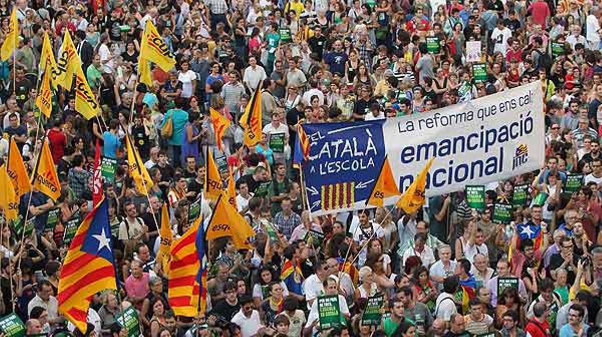 Concentració a la plaça Sant Jaume a favor de la immersió lingüística