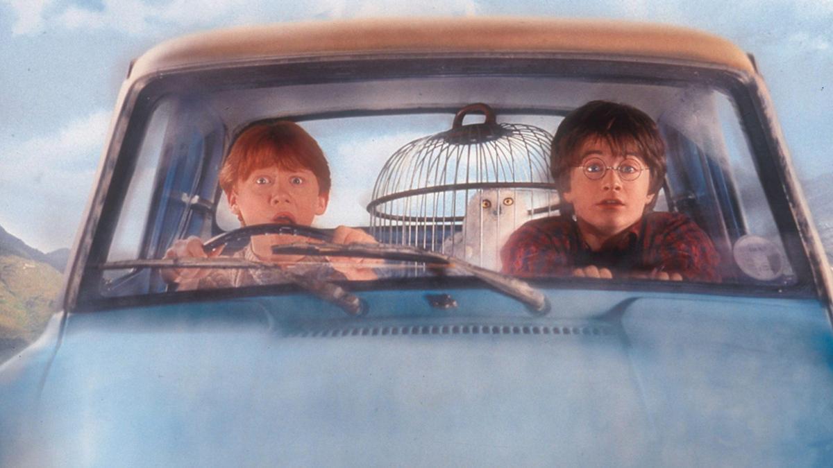 Harry Potter y Ron Weasley en el Ford Anglia volador