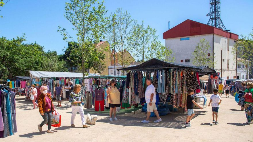 Puestos ambulantes en el primer miércoles de mercado en la Praza da Feira. // Bernabé