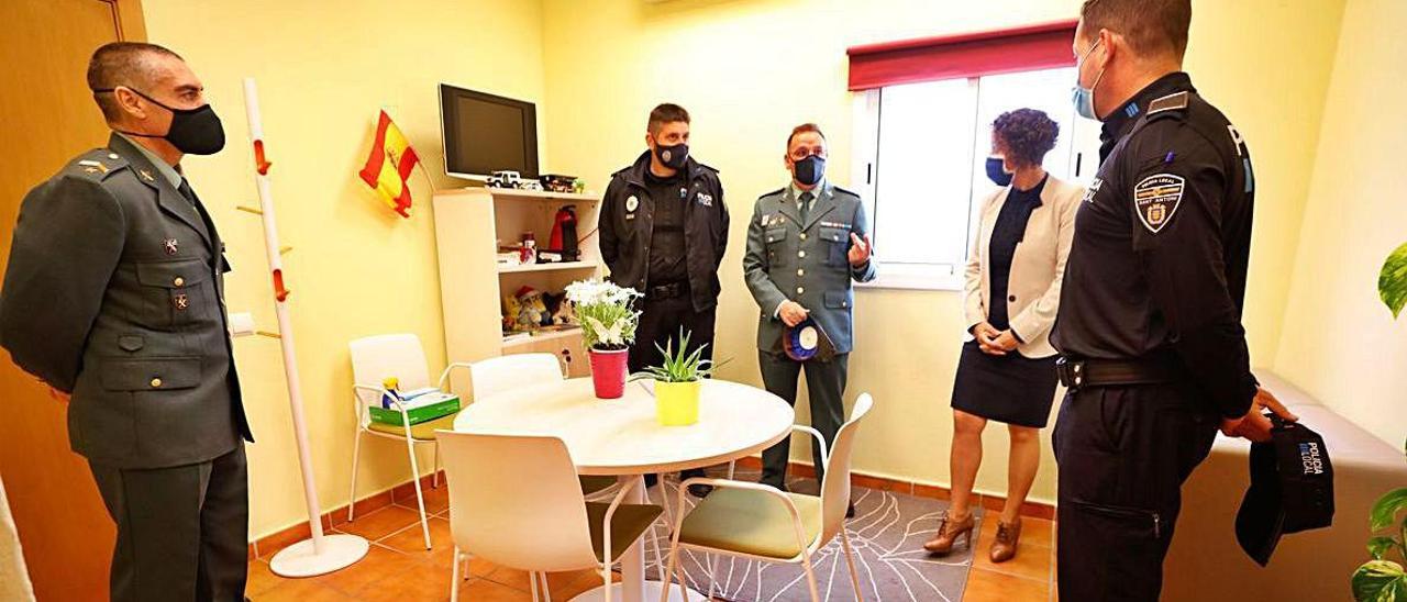 Jefes de la Guardia Civil y de la Policía Local con la delegada del Gobierno.  | J.A.R.