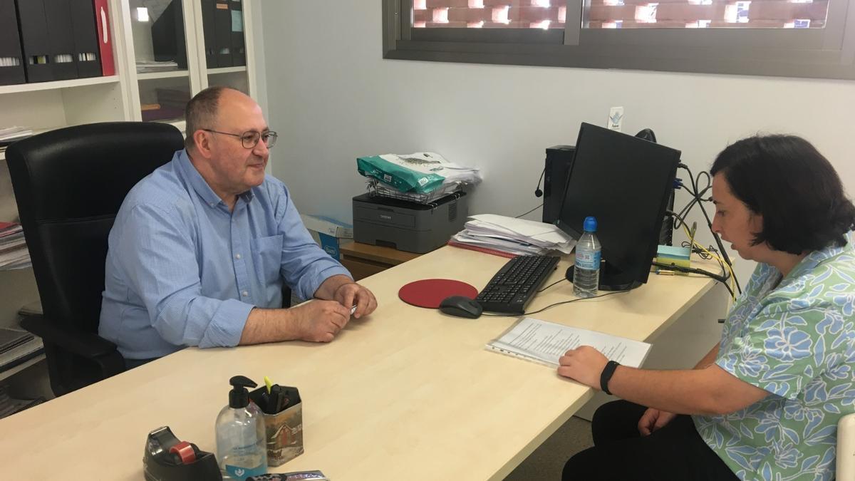 Juan Carlos Martínez Cañabate, director del Colegio Santo Domingo Savio de Petrer, entrevistado por Rosana Rodríguez, usuaria de Asprodis.