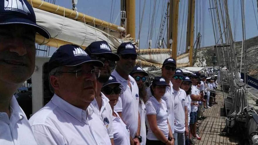 Román Álvarez, el segundo por la izquierda, con el resto de tripulantes del &quot;Creoula&quot;.