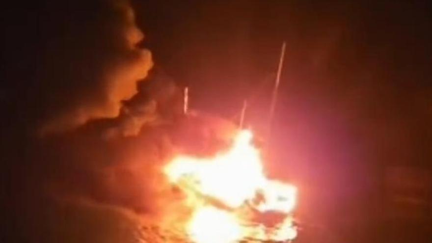 Rescatan a los tres tripulantes de un palangrero convertido en una bola de fuego frente a Estaca de Bares