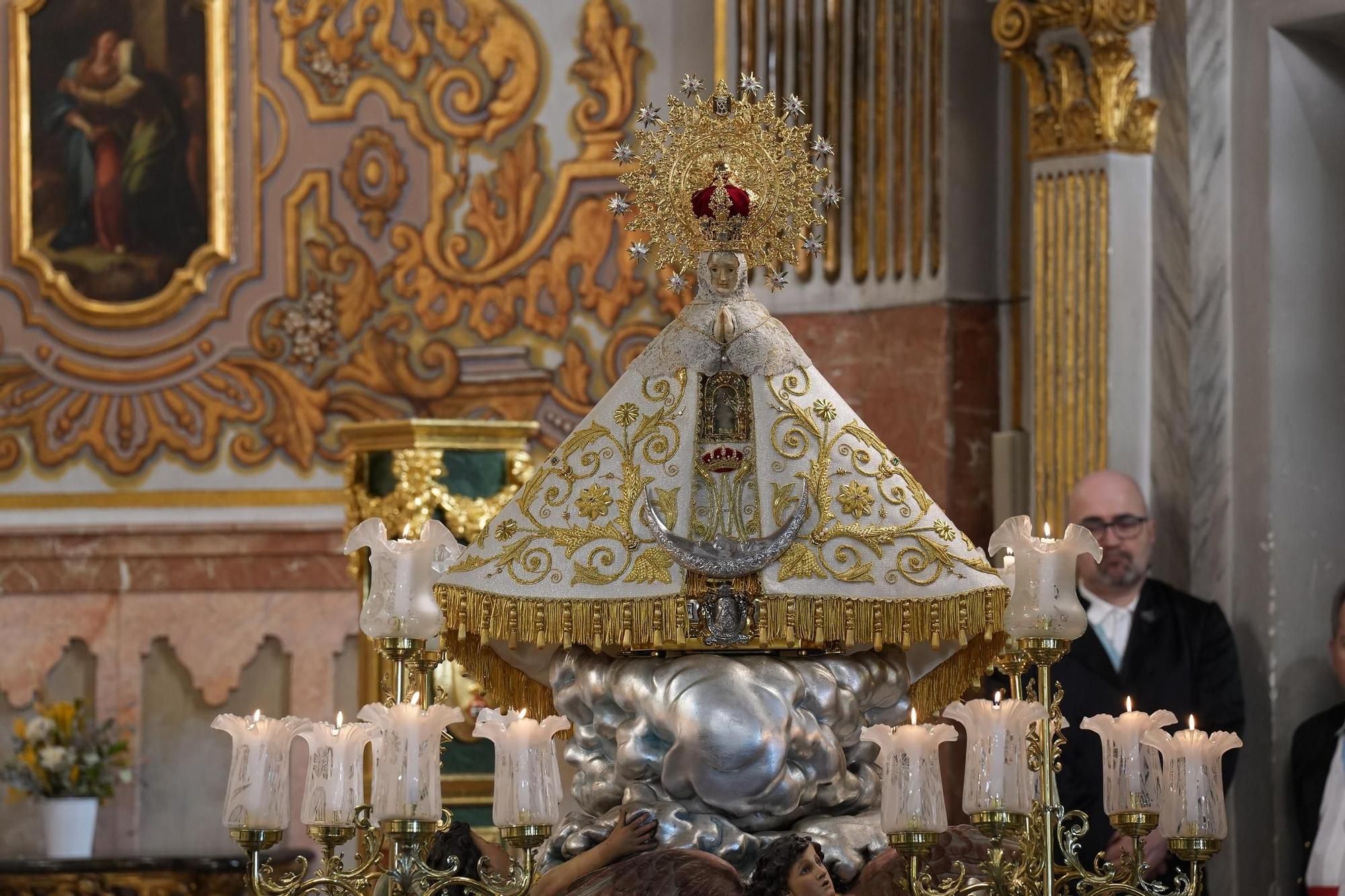 Galería de imágenes: La Virgen del Lledó sale de la basílica para ir a la ciudad