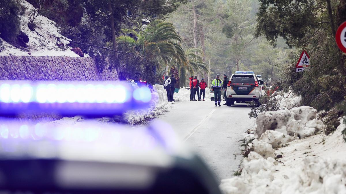 Operativo de emergencias trabajando en la zona afectada por la borrasca Juliette en Mallorca.