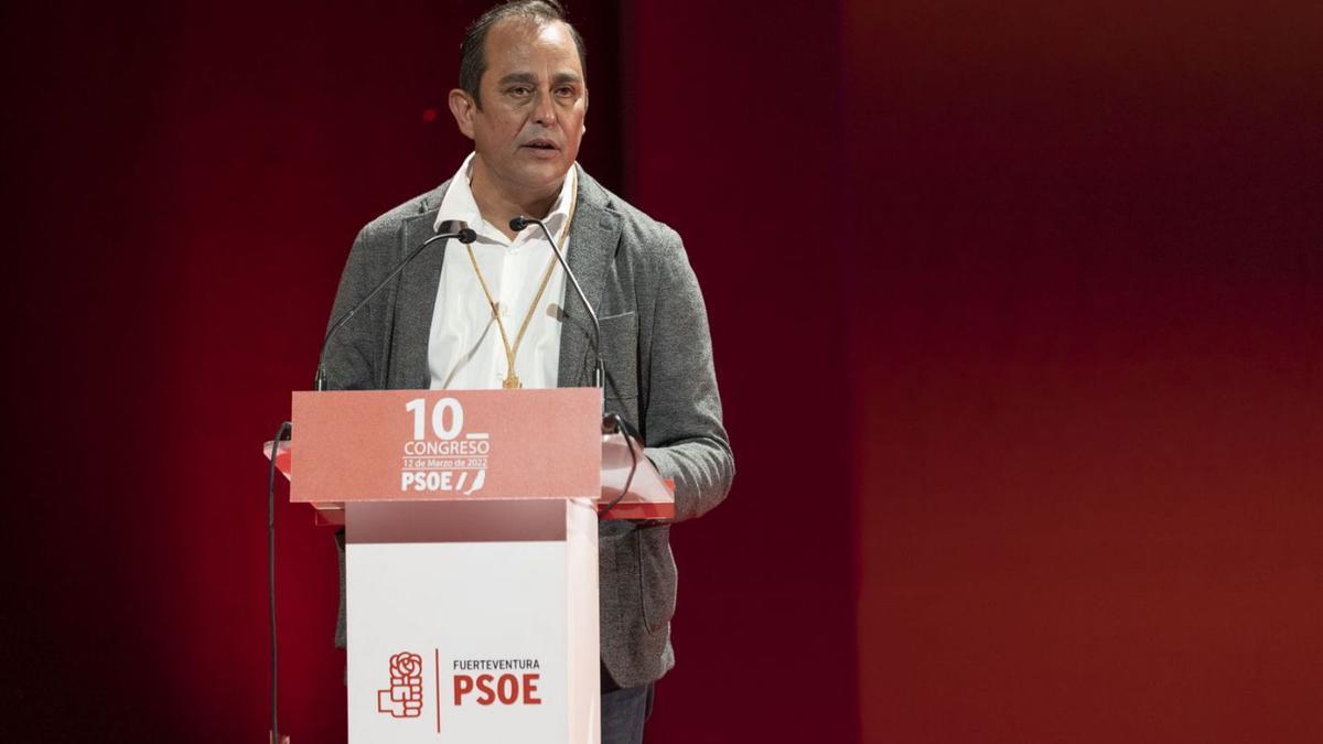 Blas Acosta, reelegido secretario general de los socialistas majoreros, ayer, en el congreso insular. | | LP/DLP
