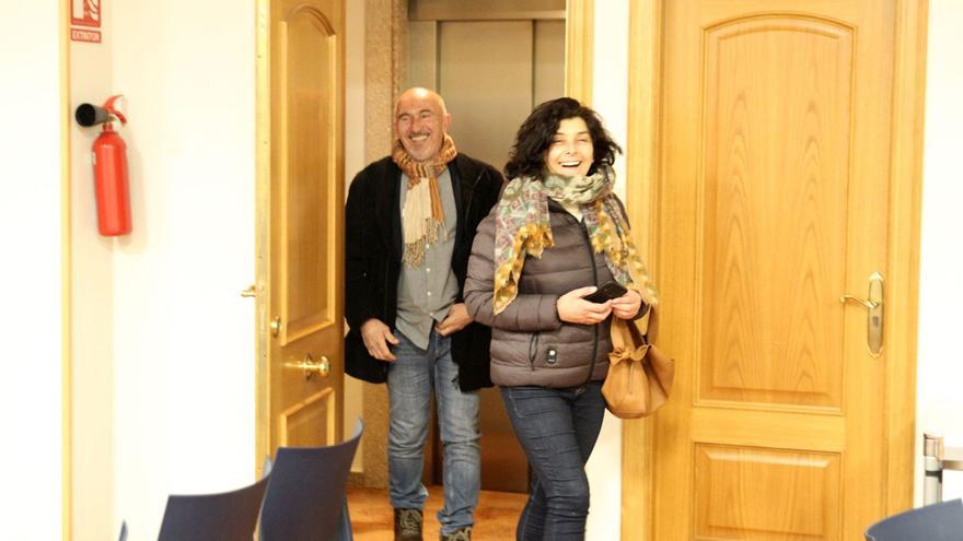 Javier Carro y Elena Estévez, responsable comarcal del PP en O Morrazo, entrando ayer en la sede de los populares en Pontevedra.