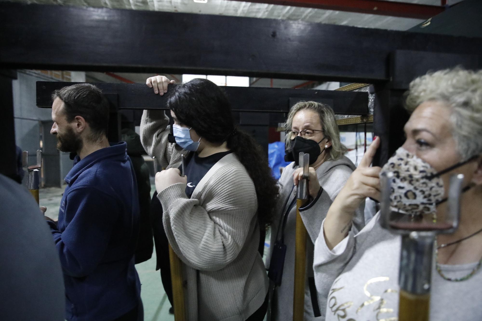 En imágenes: así se preparan en la cofradía de la Santa Vera Cruz de Gijón para las procesiones