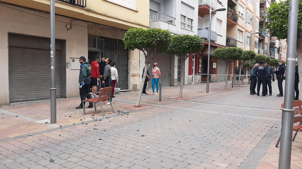 Restos de la encimera de mármol lanzada desde el edificio okupado.