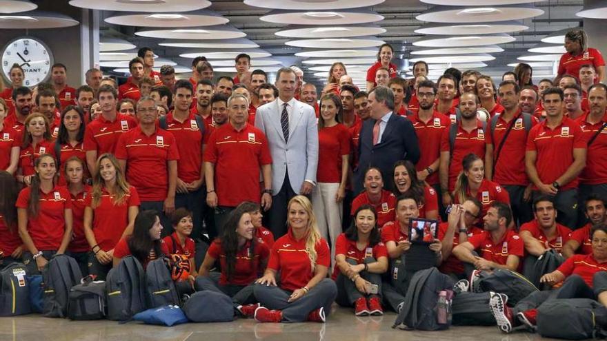 Los Reyes Felipe y Leticia despiden en el aeropuerto de Barajas al equipo olímpico español. // J. J. Guillén