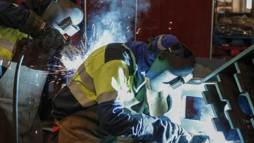 Soldadores trabajando una pieza en la empresa avilesina Hierros Cantón.