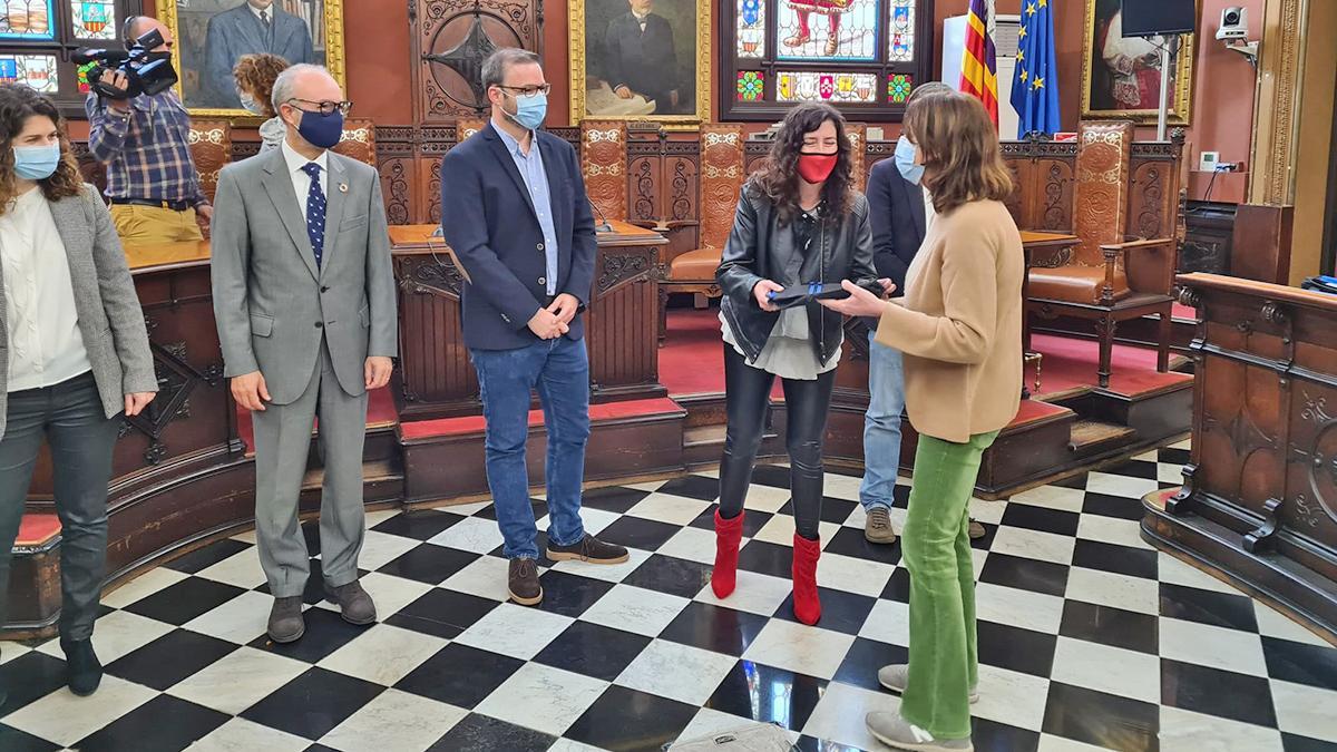 Acto de entrega de ordenadores en el ayuntamiento de Palma