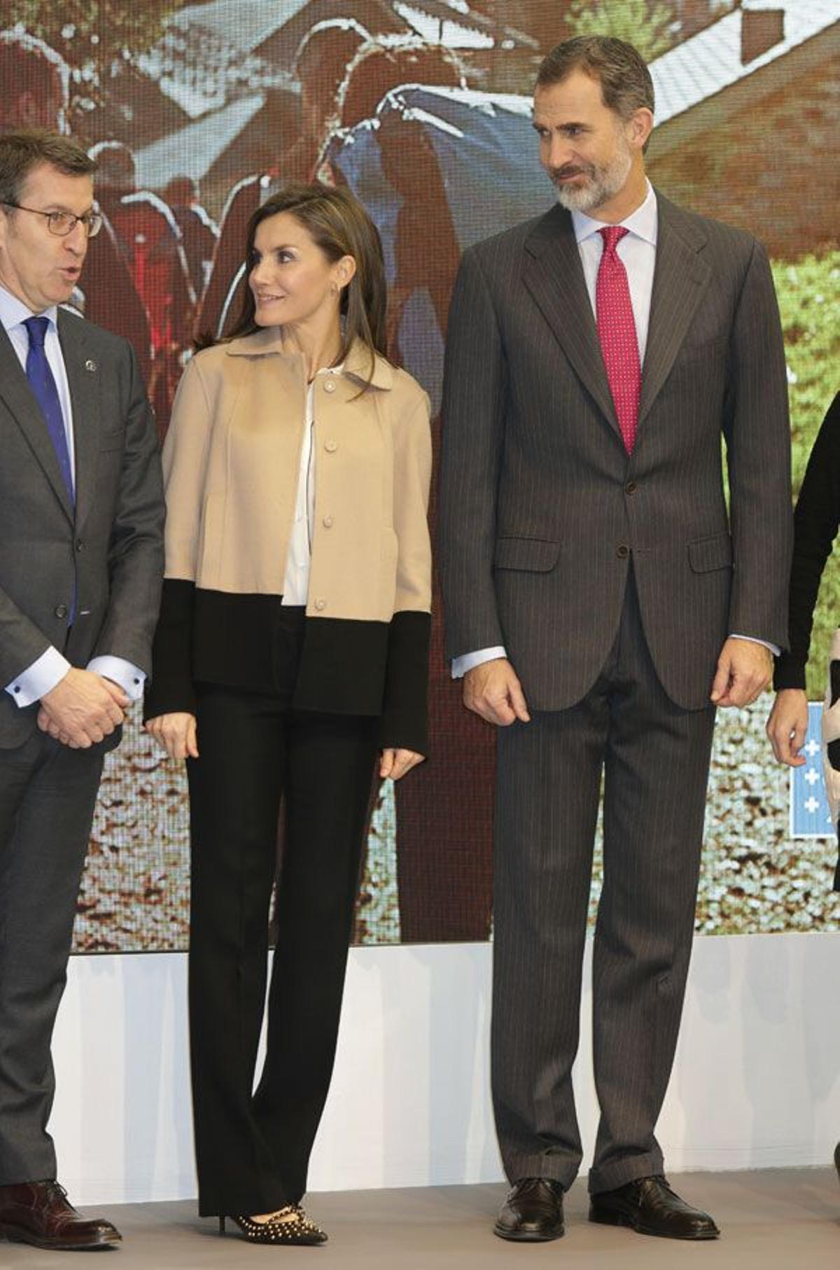 Letizia Ortiz en FITUR con look negro y zapatos de tacón bajo junto a Felipe VI