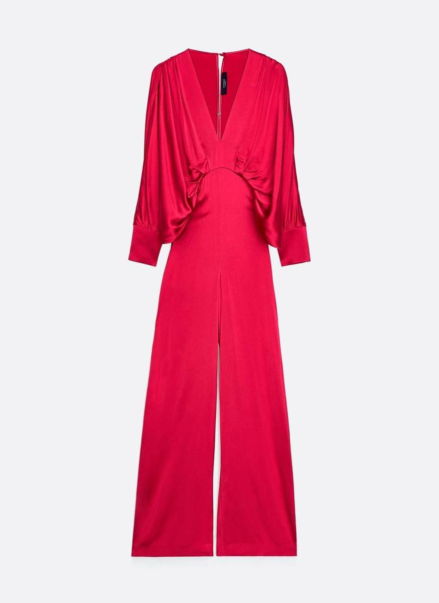 Mono de invitada en color fucsia de Uterqüe. (Precio: 179 euros)