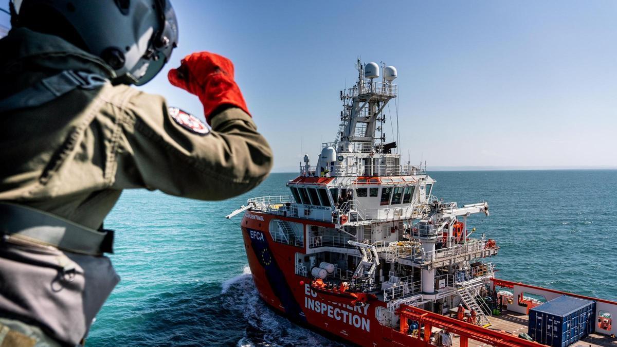 Un agente marítimo hace señales desde el aire a uno de los patrulleros de la Agencia Europea de Control de la Pesca (EFCA), con sede en Vigo.