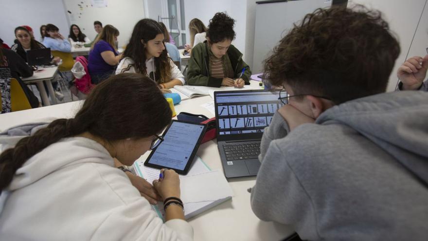 Estudiantes del Canastell durante una formación.