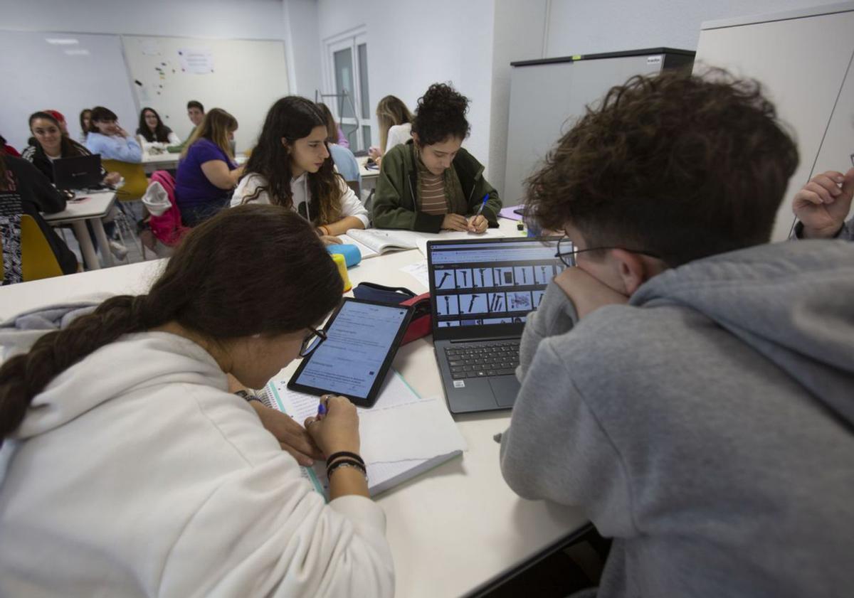 Estudiantes del Canastell durante una formación.