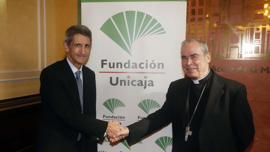 El presidente de la Fundación Bancaria Unicaja, José M. Domínguez, y el obispo de Málaga, Jesús Catalá, han firmado un nuevo convenio de colaboración.