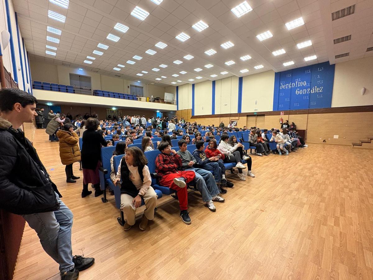 Los alumnos asistentes al acto del 8M en el IES Jerónimo González de Sama