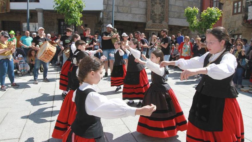 Un artesán de olería nun recuncho da feira de Vilanova. |   // I. OSORIO