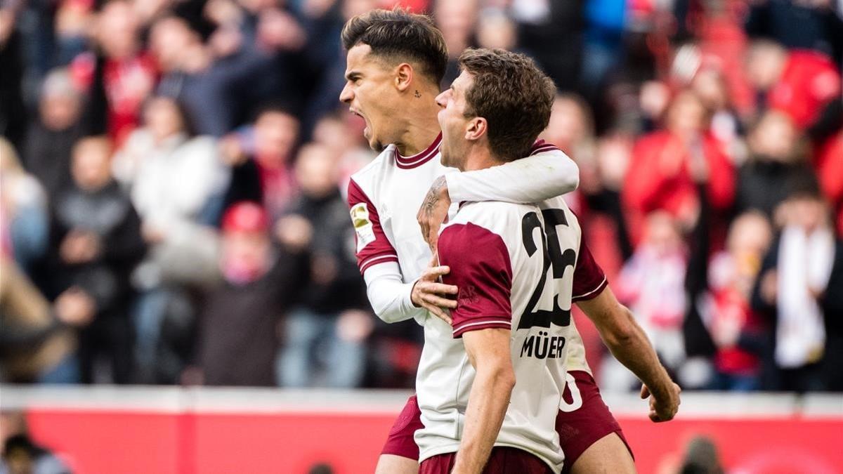 Muelller celebra un gol con Coutinho en un partido de la Bundesliga con el Bayern Múnich.