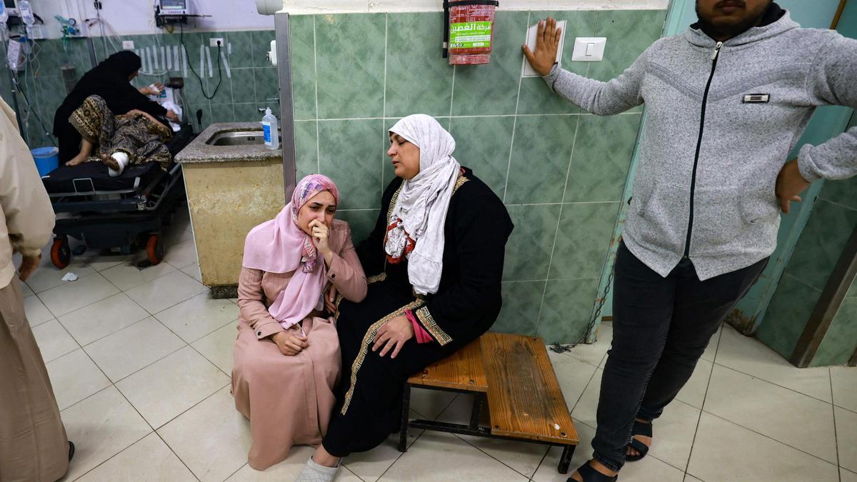 Las mujeres reaccionan mientras esperan noticias de las víctimas de los ataques israelíes en Rafah, en el sur de la Franja de Gaza, en el hospital de al-Najjar el 1 de diciembre de 2023, después de que se reanudaran las batallas entre Israel y el movimiento Hamás.