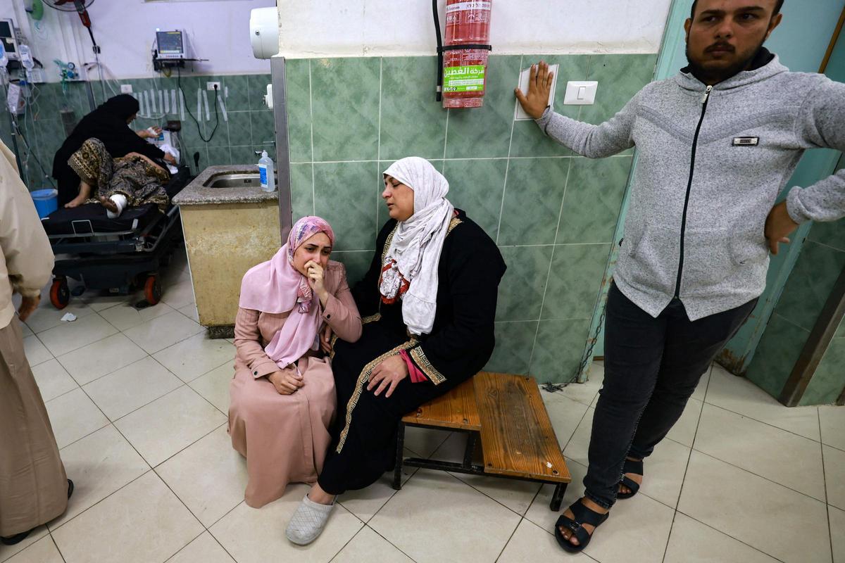 Las mujeres reaccionan mientras esperan noticias de las víctimas de los ataques israelíes en Rafah, en el sur de la Franja de Gaza, en el hospital de al-Najjar el 1 de diciembre de 2023, después de que se reanudaran las batallas entre Israel y el movimiento Hamás.