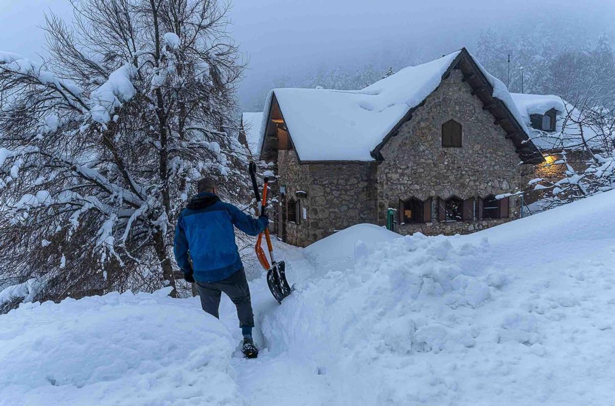 El guarda del refugi de Rasos de Peguera, Xevi Generó, retira la neu acumulada de la zona