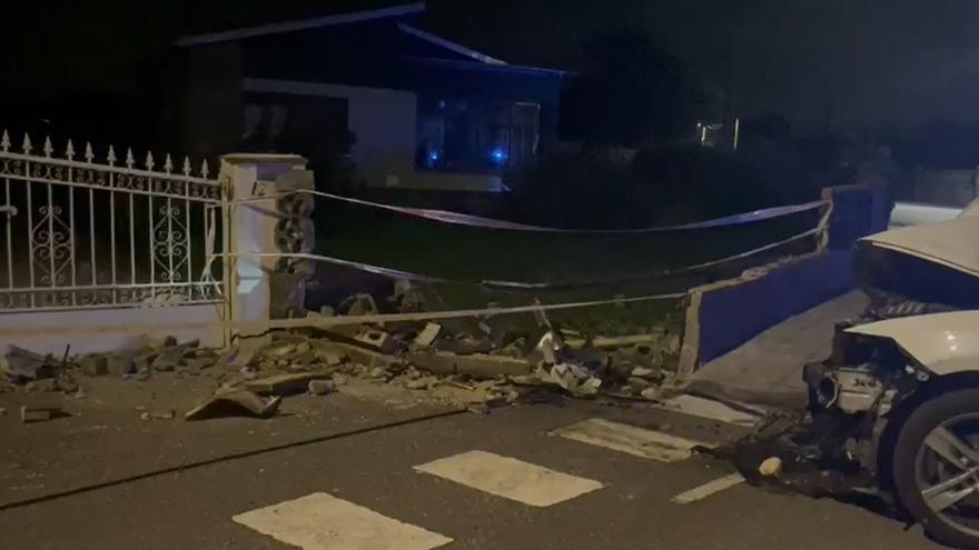 Tres heridos al empotrarse un coche contra un muro en Gijón