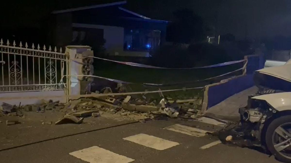 Un vehículo se empotra contra un muro de una vivienda.