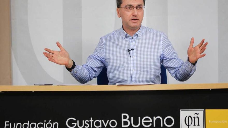 Jesús González Maestro, ayer, durante la conferencia que ofreció en Oviedo.