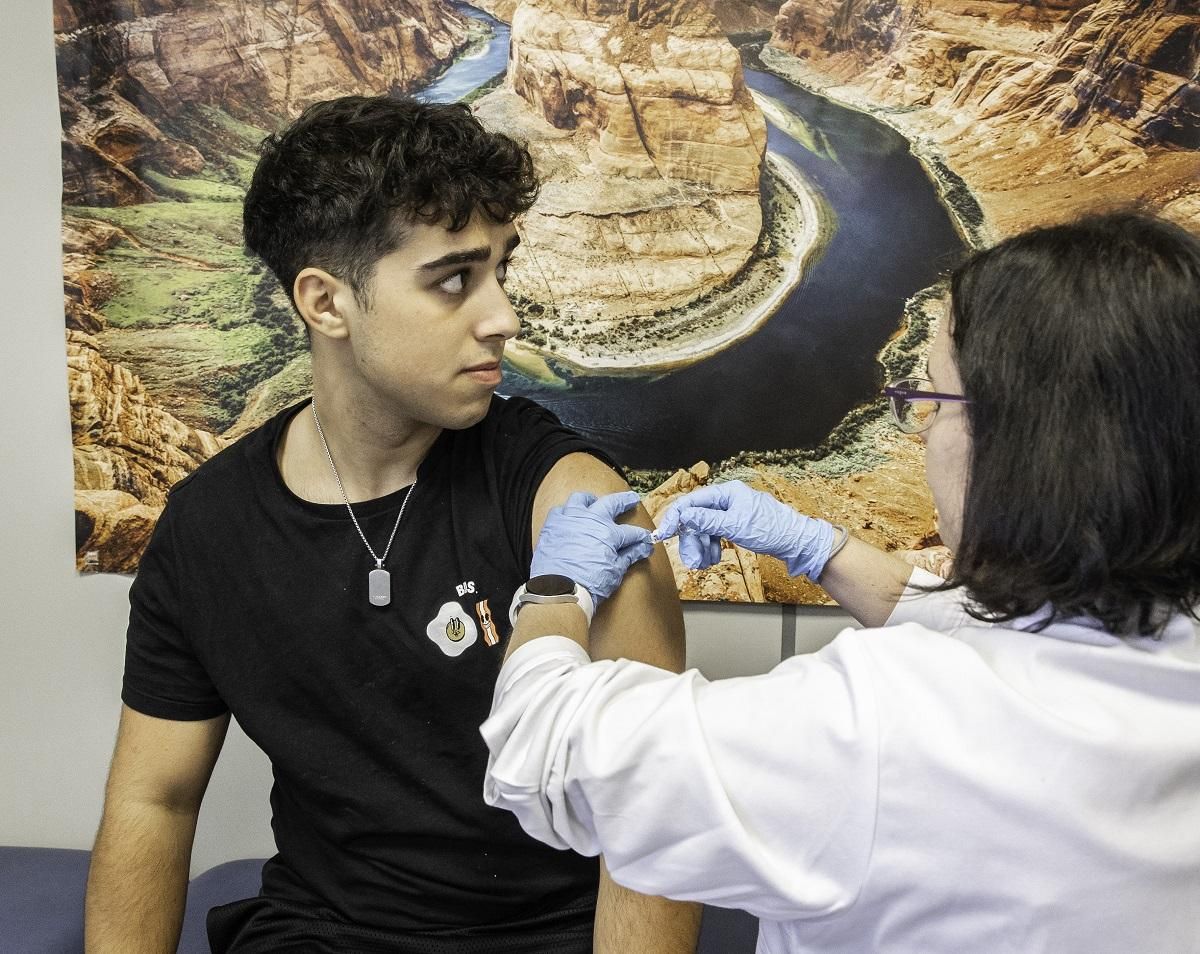 Un joven se vacuna antes de viajar a un país tropical.