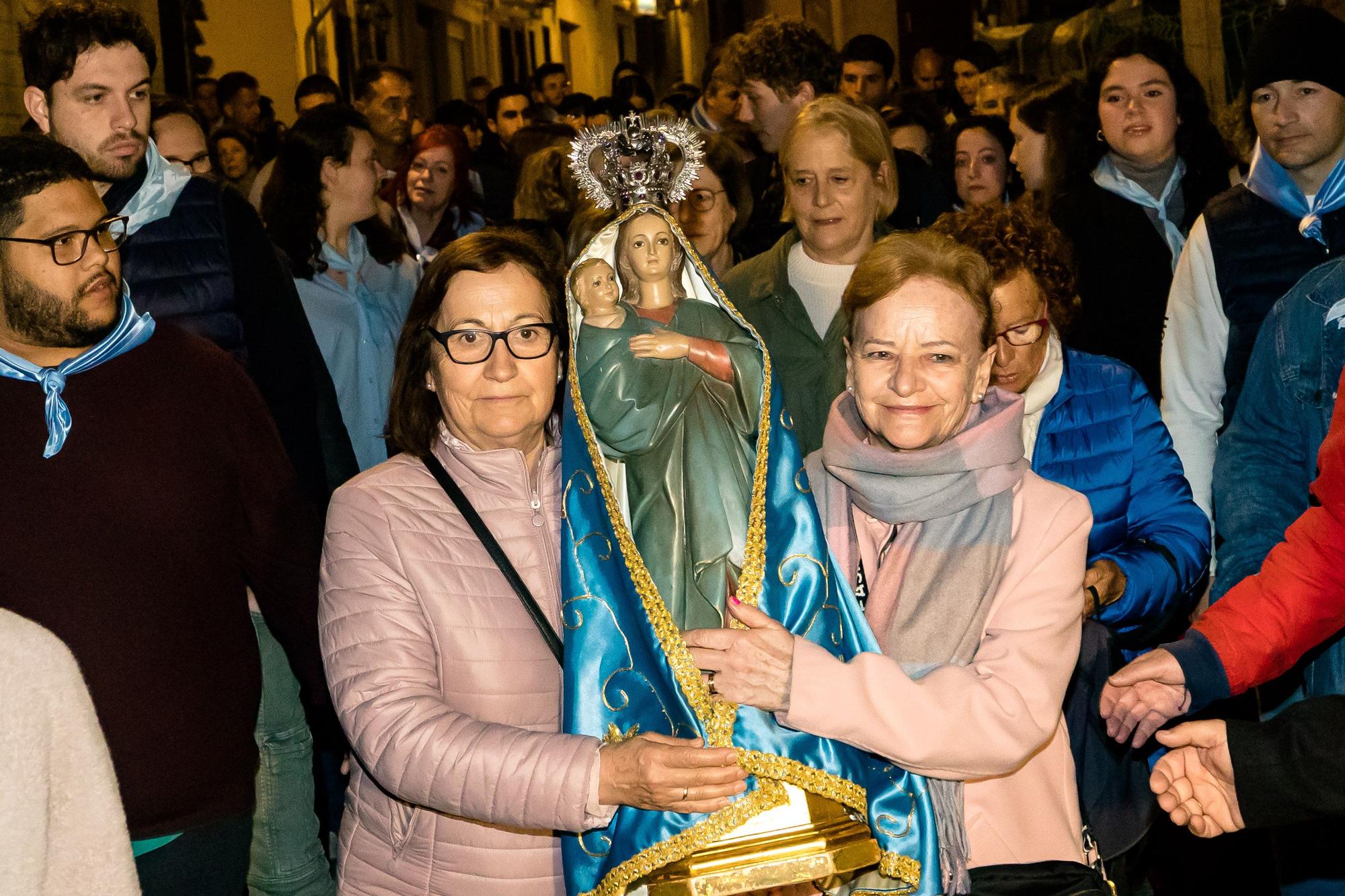 Devoción en Benidorm en la procesión de L'Alba