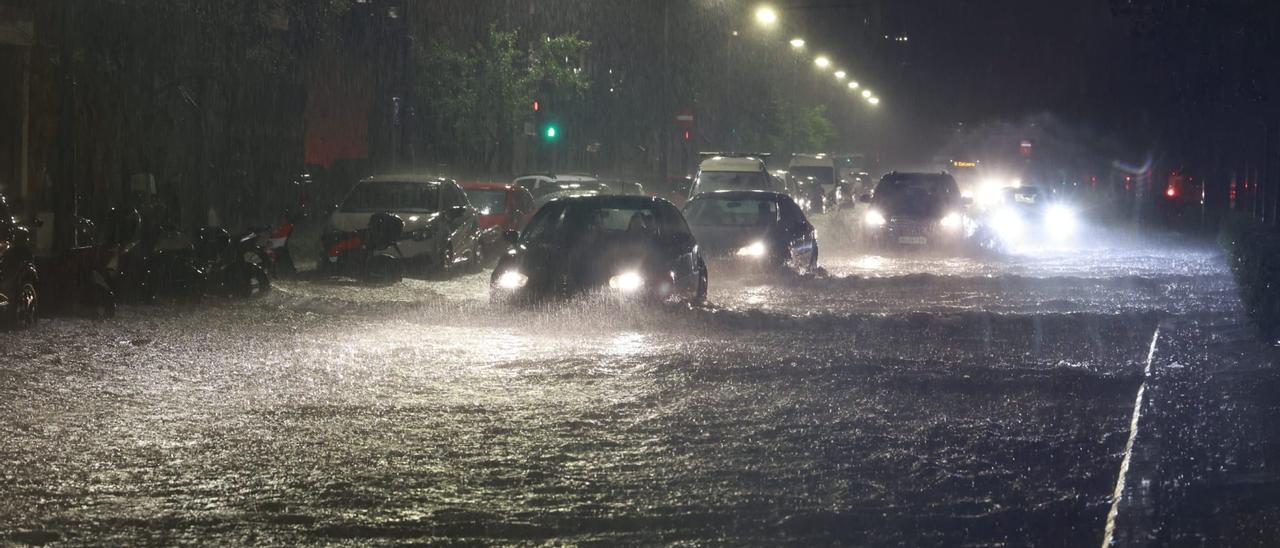 Coches, anoche en València, durante el diluvio que cayó a partir de las 20.30 horas.