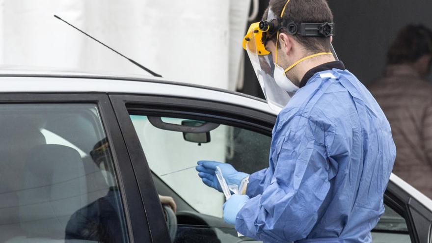 Personal de enfermería toma muestras a los pacientes en sus coches.