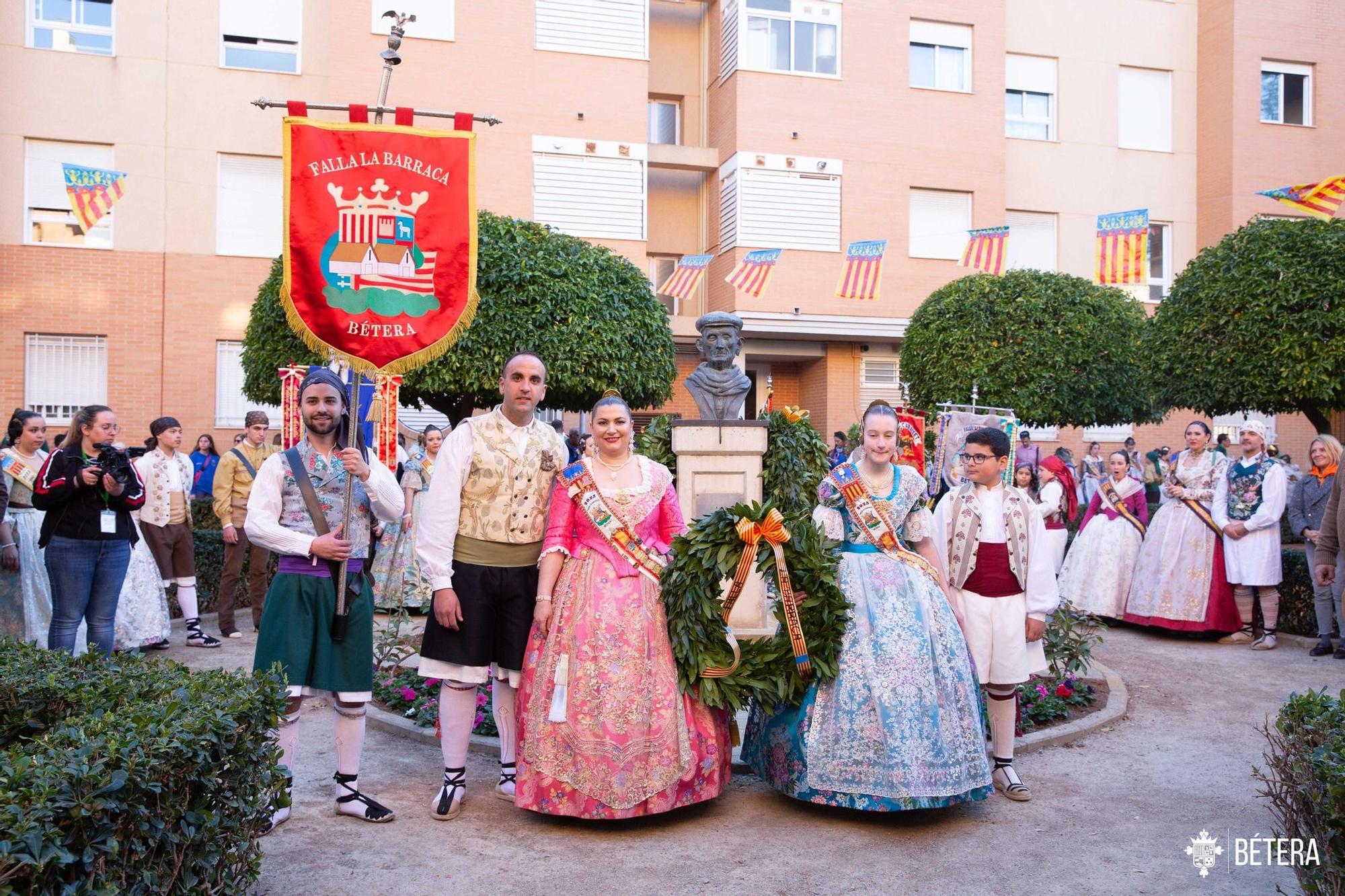 La primera ofrenda de Bétera: Las comisiones homenajean al cantaor 'Xiquet de Bétera'