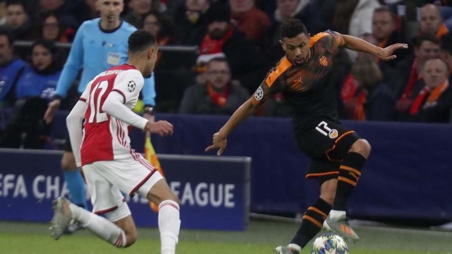 Coquelin controla el balón en el Johan Cruff Arena.