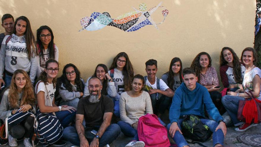 Estudiantes del IES Cruce de Arinaga con el mosaico Libertad al fondo.