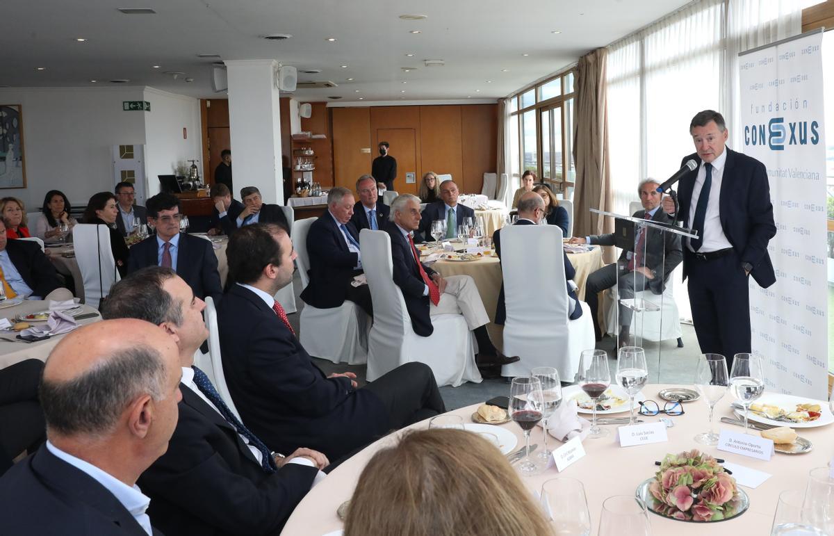 Ángel Simón, presidente de Agbar, se dirige a los asistentes al acto.