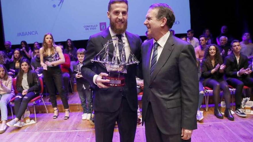 El alcalde Abel Caballero entrega el premio a Pola. // R. Grobas