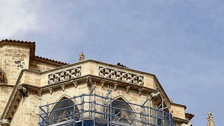Un taller barcelonés restaura los vitrales del presbiterio de la Seu