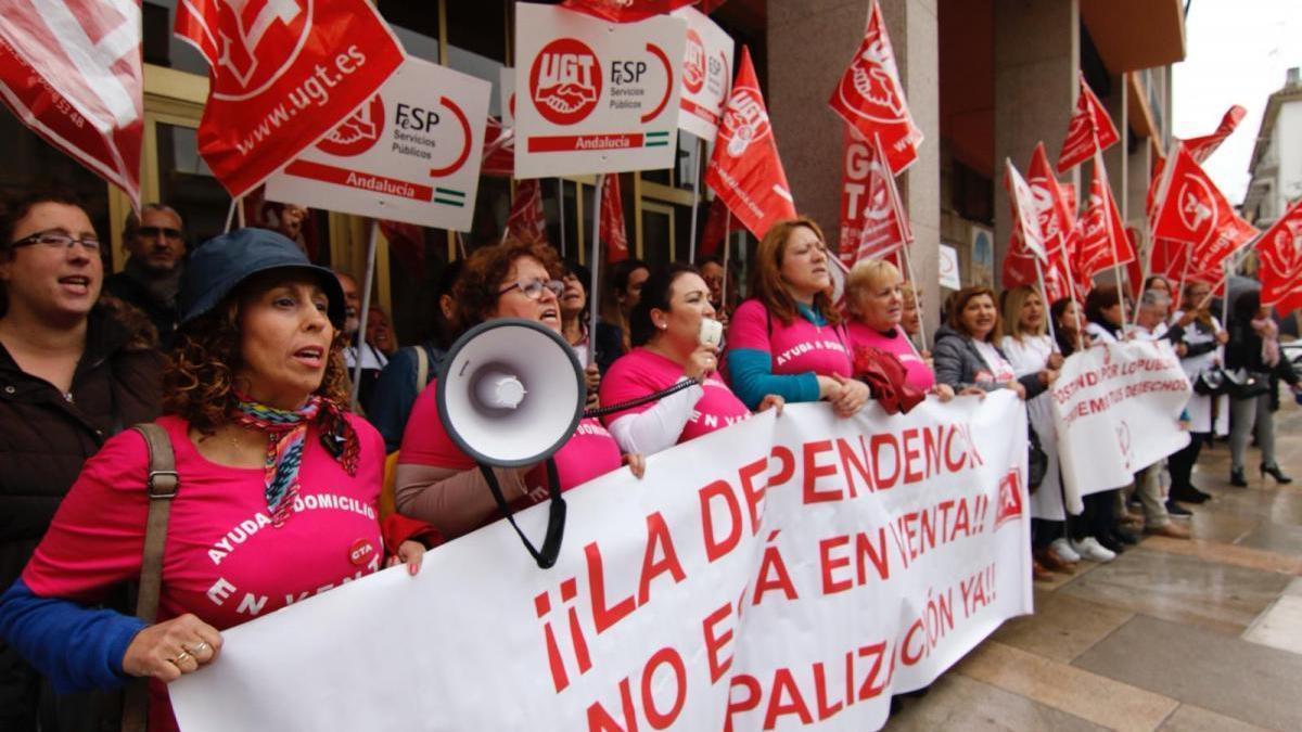 Trabajadores del Servicio de Ayuda a Domicilio protestan en Córdoba, en una imagen de archivo.