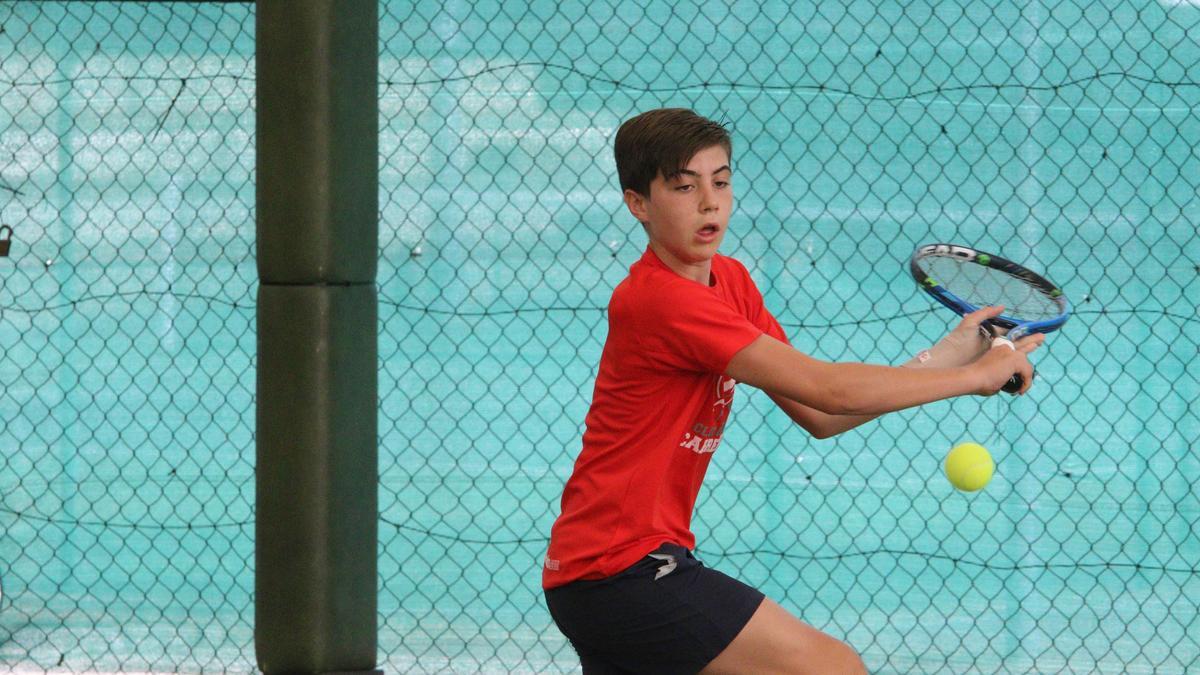 Un tenista golpea la bola en un partido de la edición de 2019.