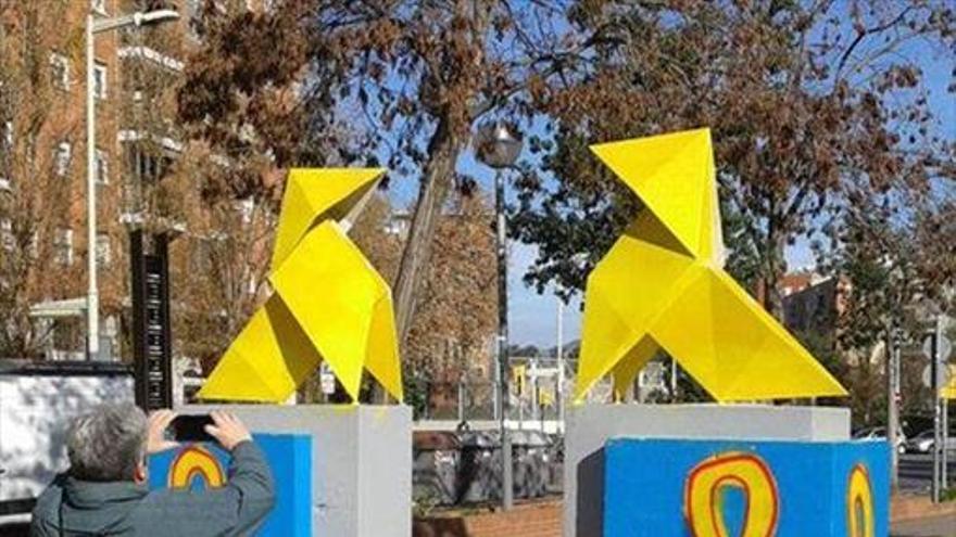 La ‘guerra’ del independentismo vandaliza las ‘Pajaritas’ de Acín