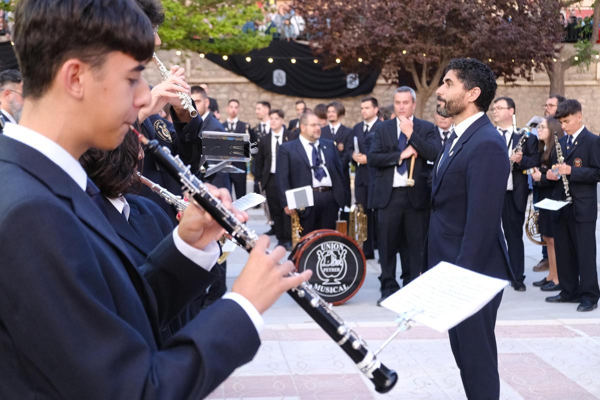 Ambientazo en el Pasodoble Petrel en el comienzo de las fiestas Ambientazo en el Pasodoble Petrel en el comienzo de las fiestas