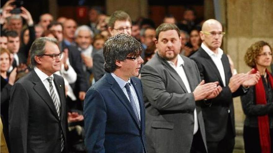 L&#039;expresident Mas va assistir a la presa de possessió. Amb la presència dels antics i els nous consellers i de l&#039;expresident Artur Mas, Puigdemont va demanar al seu equip que actuïn d&#039;una manera «tan exemplar» com els membres de l&#039;anterior executiu, als quals ha donat unes «gràcies monumentals».