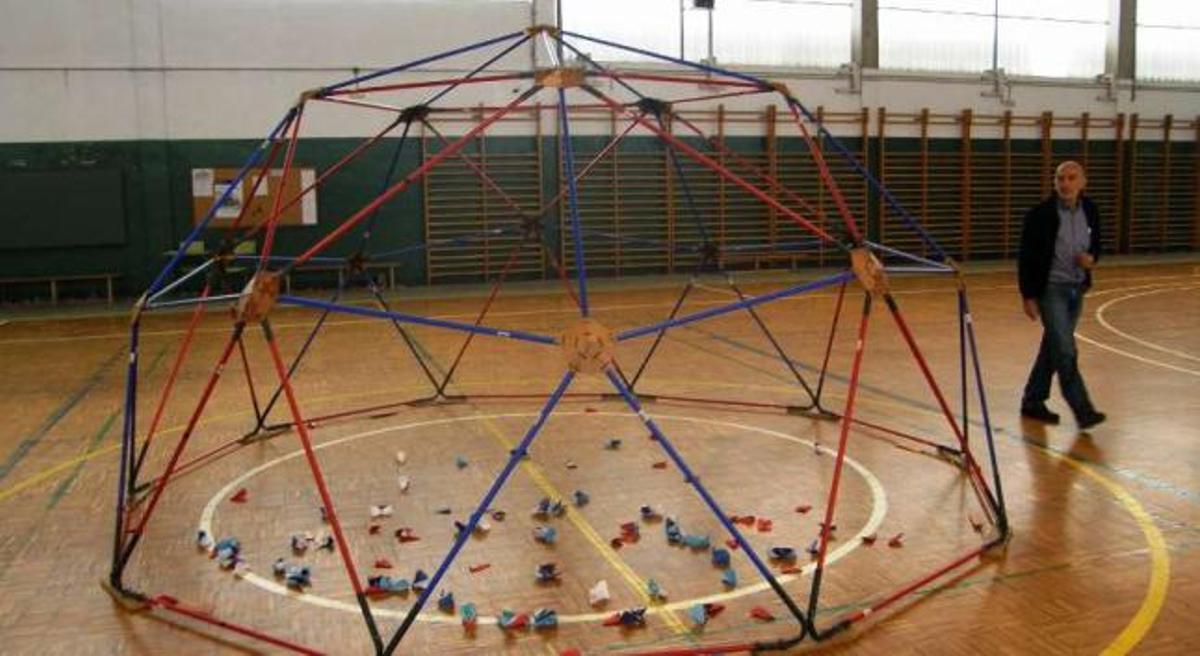 Cúpula geodésica elaborada con mangos de escoba  // FdV