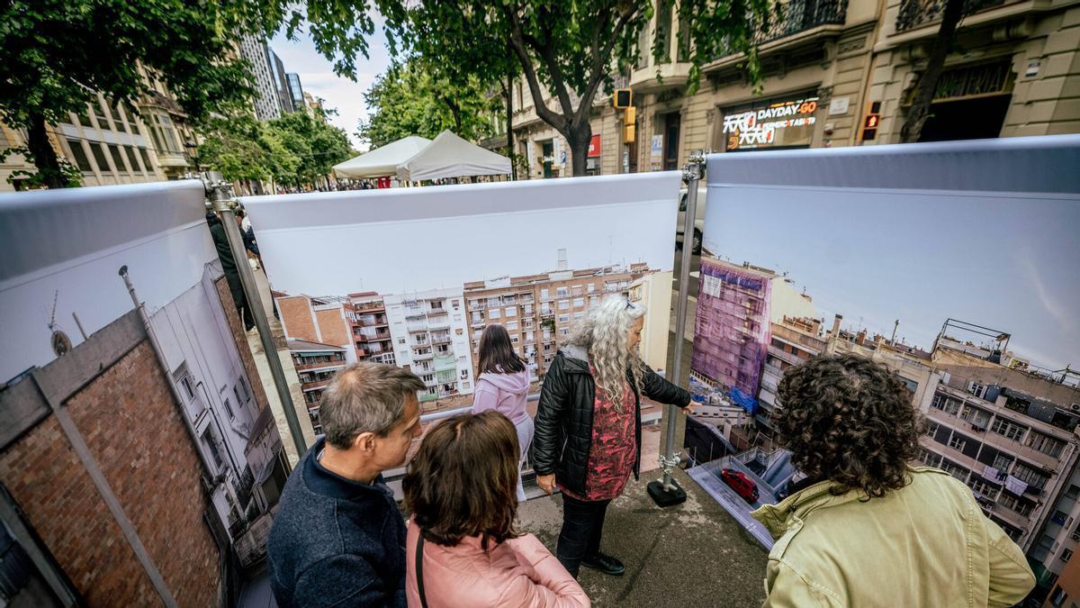 Tres visitantes se adentran en una suerte de interior de manzana fotográfico.