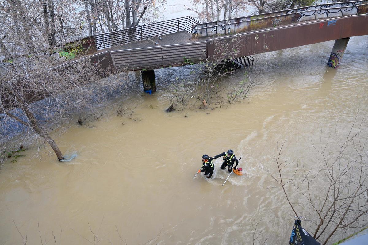 Agentes del Grupo Especial de Operaciones (GEO) participan en la búsqueda de Pablo Cebolla, el joven de Alhama de Aragón desaparecido desde el pasado 13 de febrero en Zaragoza.