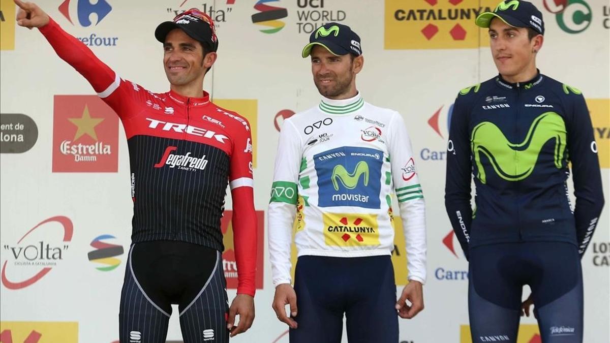 Marc Soler, a la derecha, junto a Valverde y Contador, en el podio de la Volta
